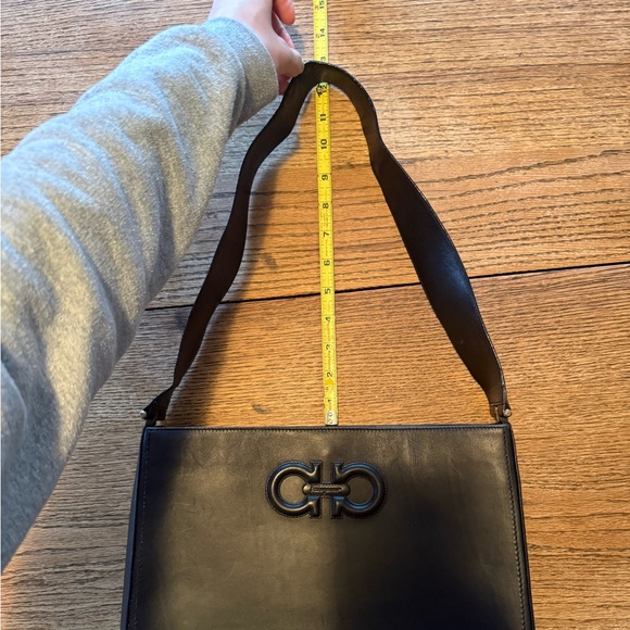 Stunning Salvatore Ferragamo Leather Shoulder Bag - Picture 10 of 13